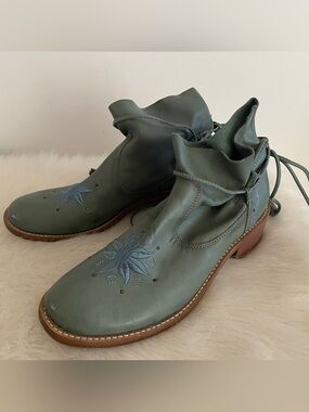 Musse & cloud Women's Green Embroidered Leather Ankle Boots